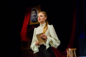 «В театре очень тяжелая атмосфера». В Гродно актриса отказалась играть комедии, пока на улице бьют людей