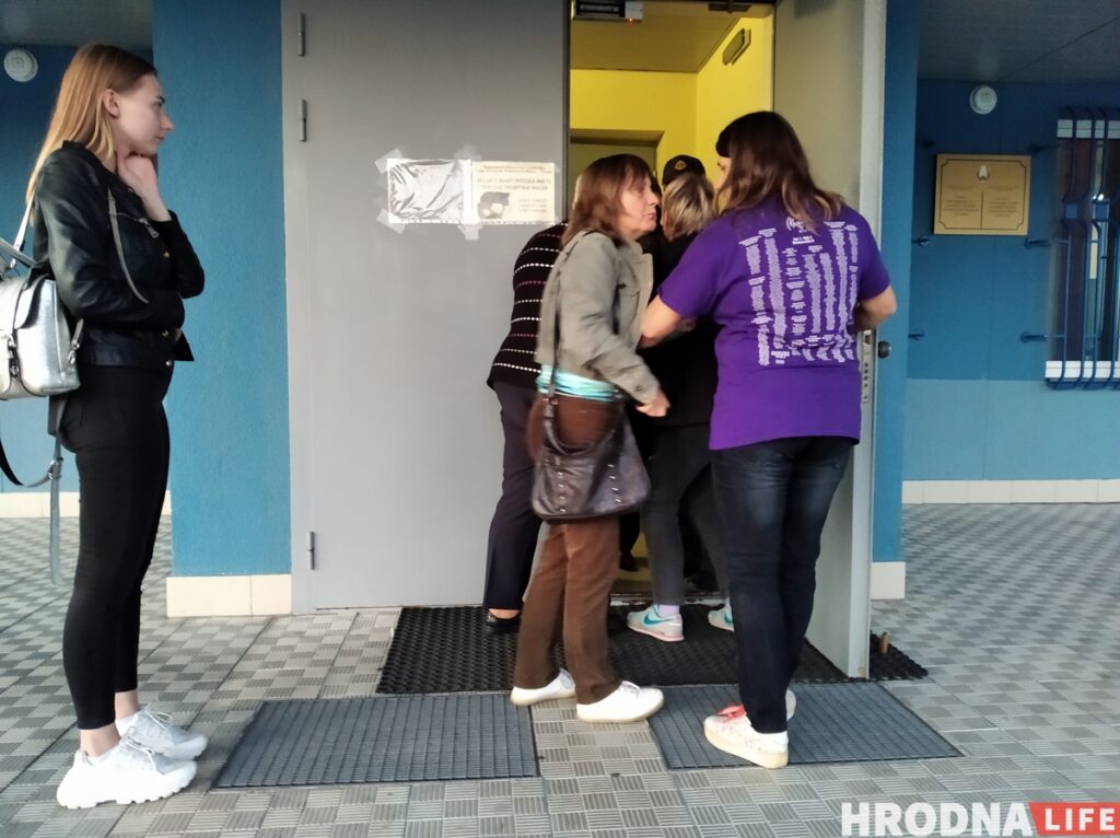 «Паказаў рукой "вікторыю"». Што вядома пра кіроўцу, затрыманага каля крамы "Мока" ў Гродне