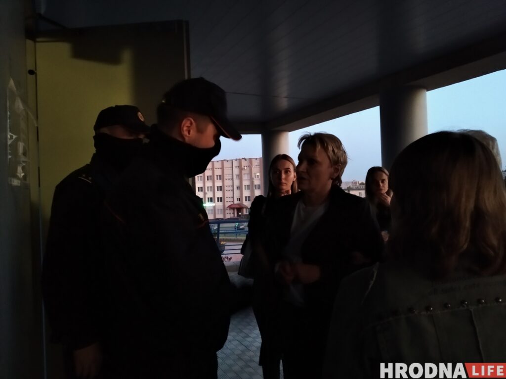 «Паказаў рукой "вікторыю"». Што вядома пра кіроўцу, затрыманага каля крамы "Мока" ў Гродне