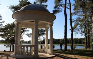 Самый счастливый транспорт для “Шляху Тызенгауза”. Под Гродно открыли новый веломаршрут ротонда беседка юбилейное озеро