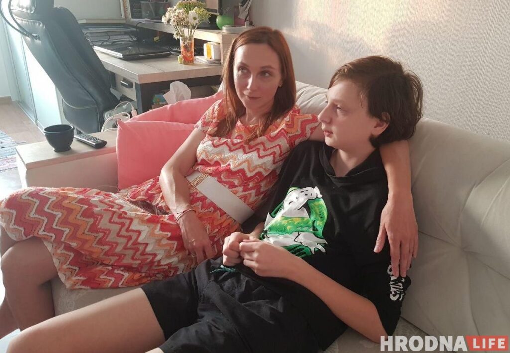 «Сказать, что я плохая мать - это сказать, что солнце выключили». Директор гродненского хосписа, — о давлении школы на ее ребенка Ольга Величко и ее сын Михаил