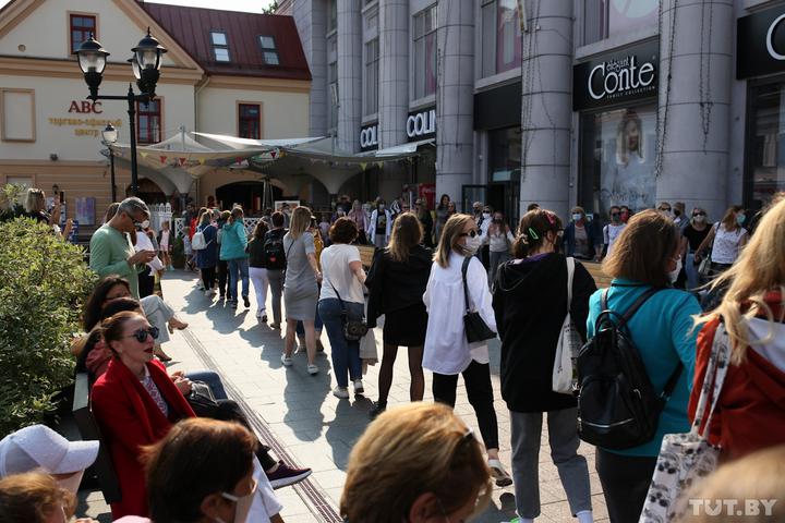У Гродне на жаночай акцыі з "ціхара" сарвалі маску. Ён хутка сышоў