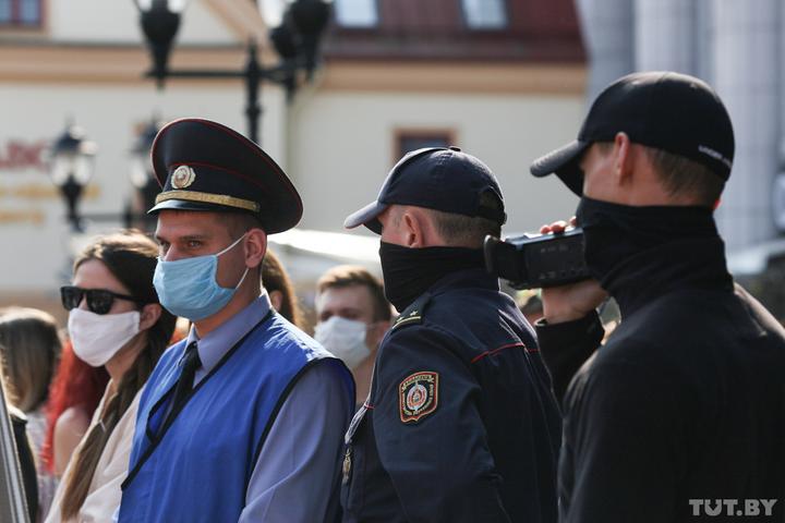 У Гродне на жаночай акцыі з "ціхара" сарвалі маску. Ён хутка сышоў