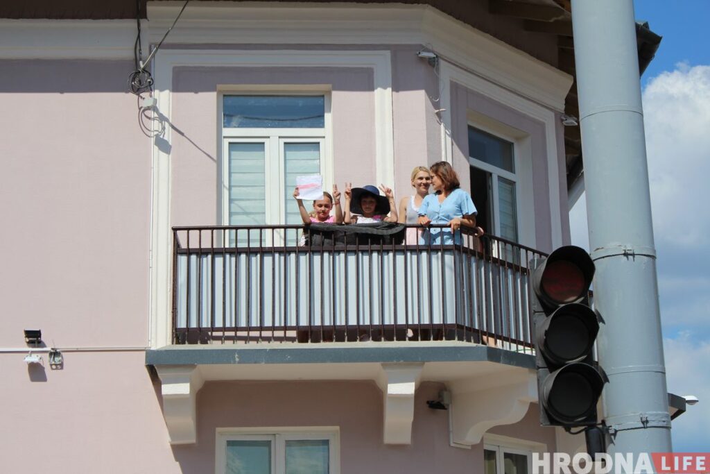 Могут ли родителей, которым угрожают СОП за участие в протестах, лишить детей? Объясняет специалист