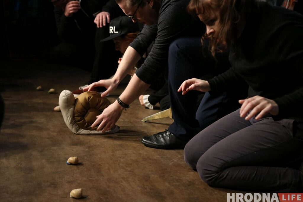Тюлень, улитки и автозак. Актеры драмтеатра Гродно показали второй (не)спектакль