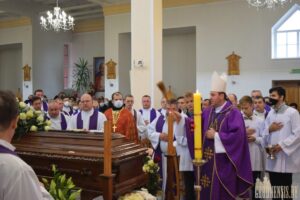 В Лиде от коронавируса умер католический священник. Его похоронили возле построенного им храма