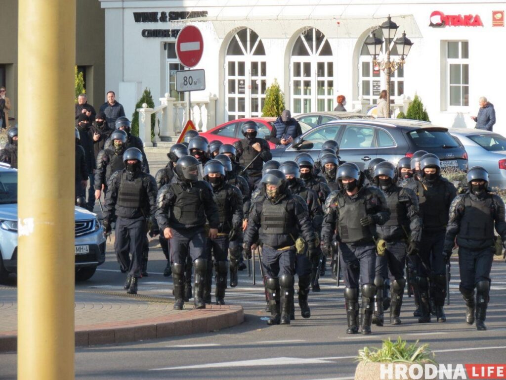 Гродно 25 октября: вытаскивали из автомобилей, “помечали” задержанных, забирали 14-летних