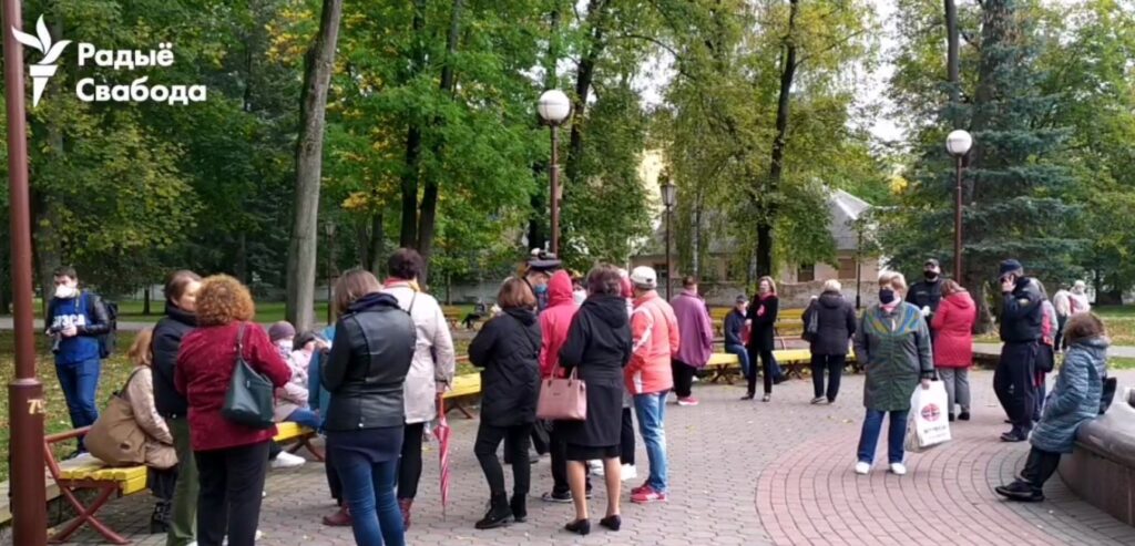 В Гродно бабушки и дедушки собрались в парке Жилибера. Некоторых задержали