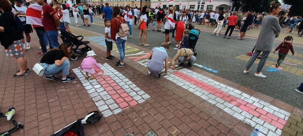Могут ли родителей, которым угрожают СОП за участие в протестах, лишить детей? Объясняет специалист