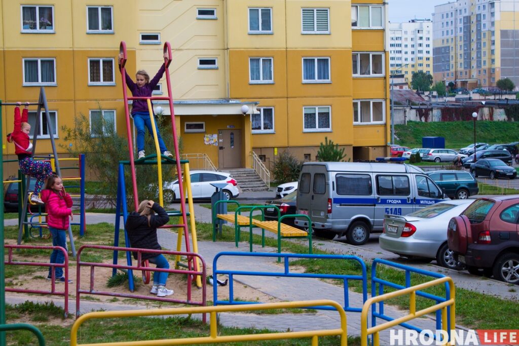 Гродзенцы зладзілі дваровы фестываль да Дня маці. Да іх прыехала міліцыя