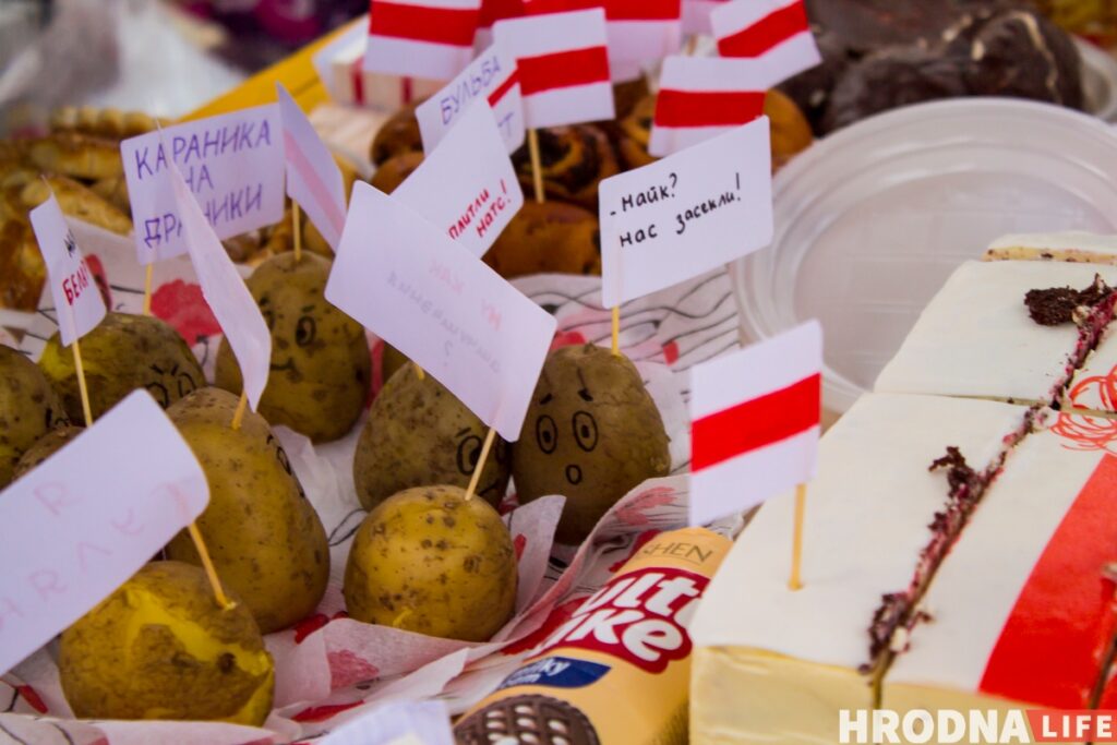 Гродненцы устроили дворовой фестиваль ко Дню матери. К ним приехала милиция