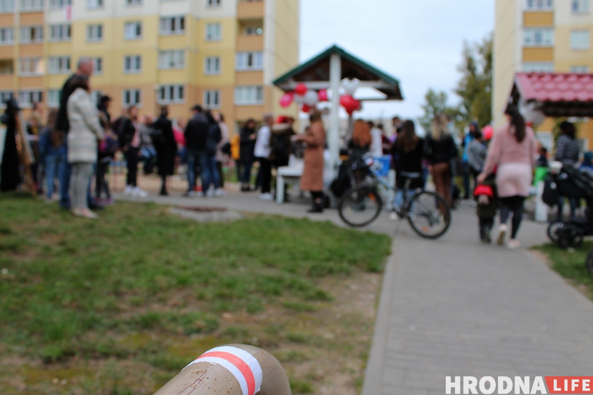 Гродзенцы зладзілі дваровы фестываль да Дня маці. Да іх прыехала міліцыя