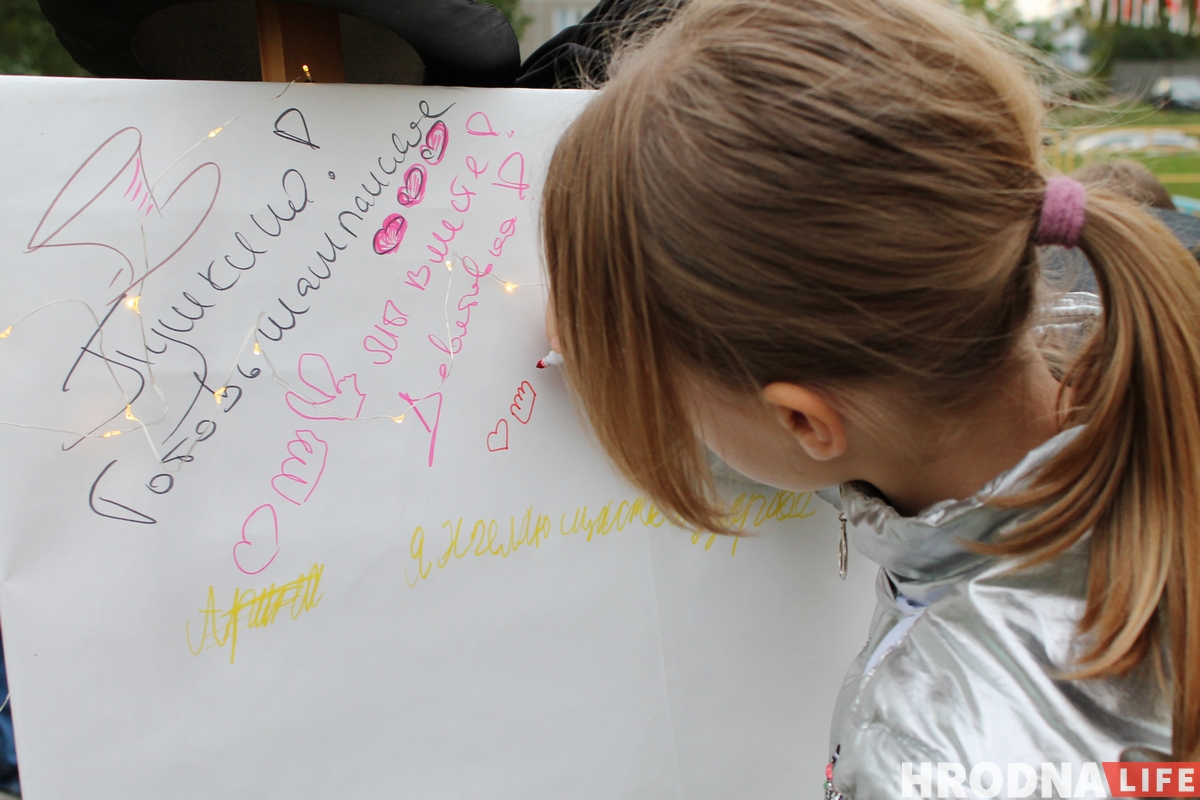 Гродзенцы зладзілі дваровы фестываль да Дня маці. Да іх прыехала міліцыя