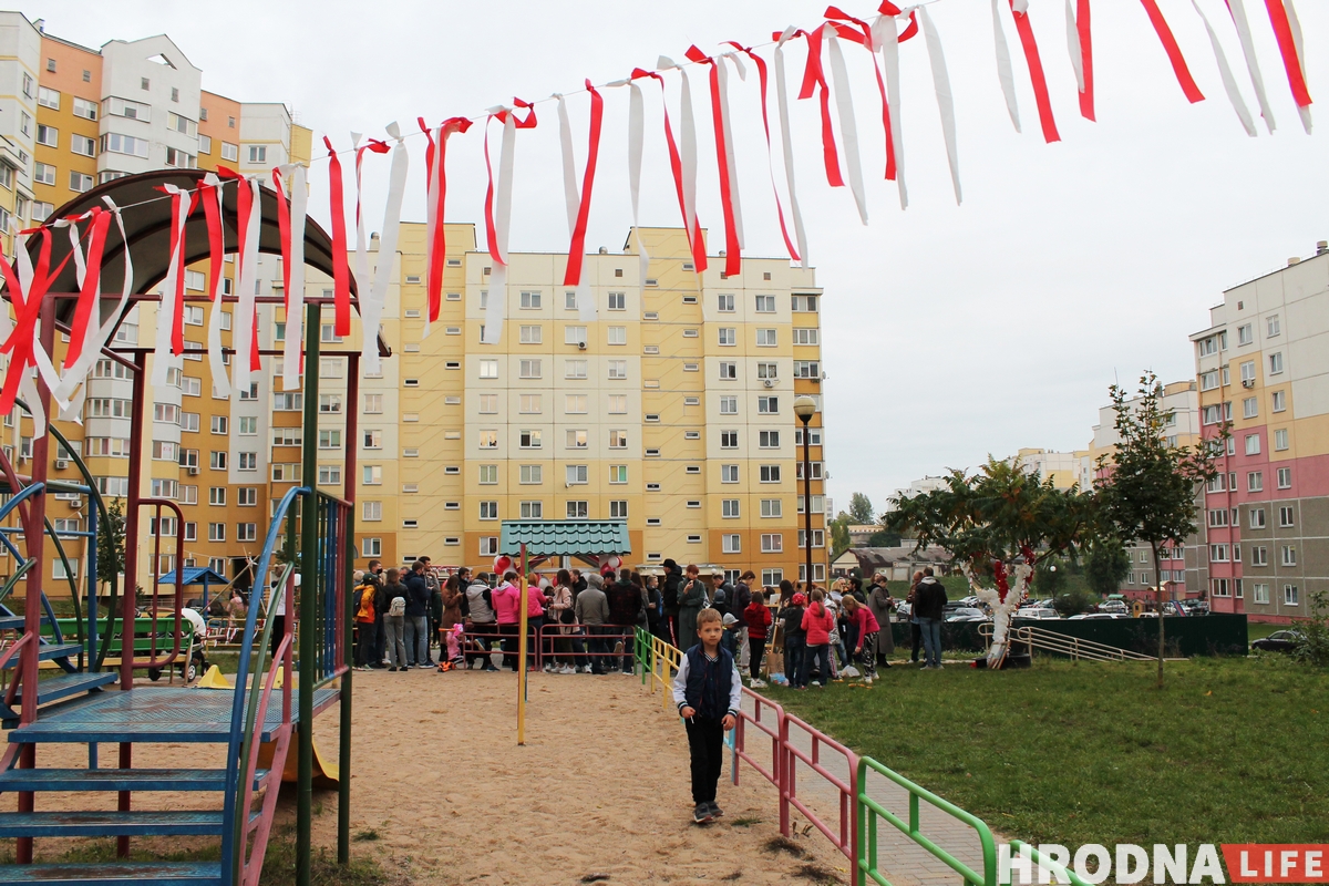 Гродзенцы зладзілі дваровы фестываль да Дня маці. Да іх прыехала міліцыя