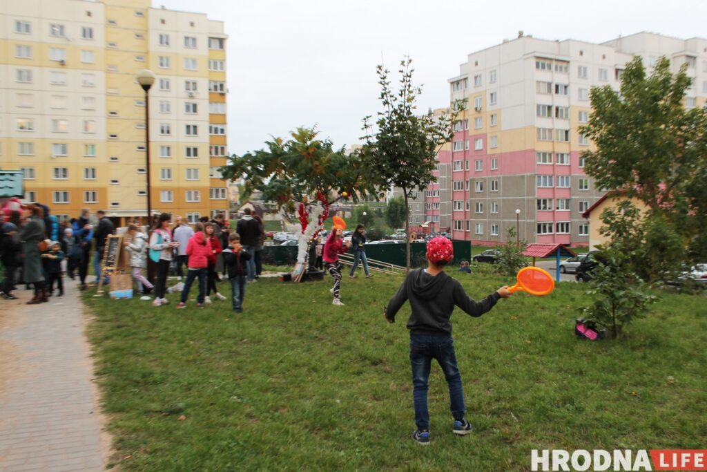 Гродзенцы зладзілі дваровы фестываль да Дня маці. Да іх прыехала міліцыя