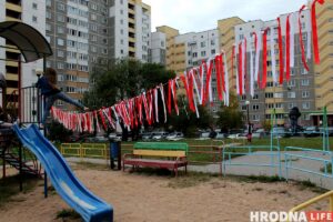 Гродненцы устроили дворовой фестиваль ко Дню матери. К ним приехала милиция Гродненцы устроили дворовой фестиваль ко Дню матери. К ним приехала милиция