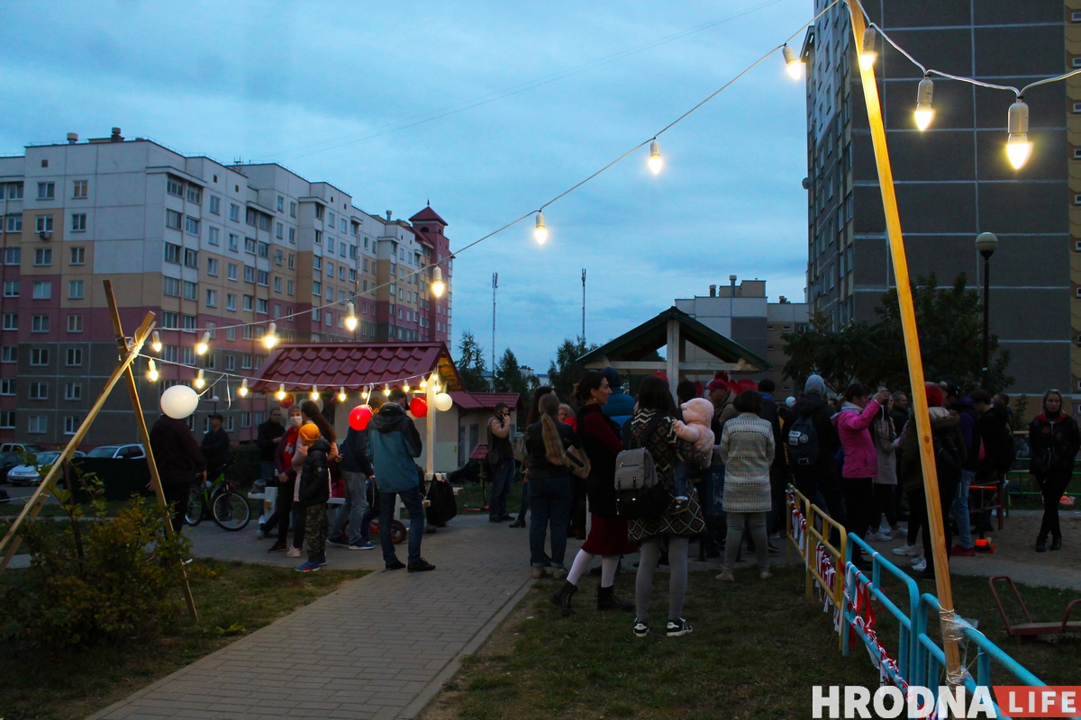 Гродзенцы зладзілі дваровы фестываль да Дня маці. Да іх прыехала міліцыя