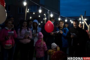 Гродненцы устроили дворовой фестиваль ко Дню матери. К ним приехала милиция Гродненцы устроили дворовой фестиваль ко Дню матери. К ним приехала милиция