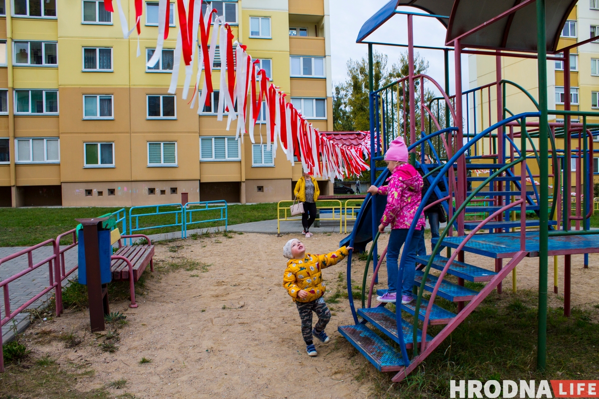 Гродзенцы зладзілі дваровы фестываль да Дня маці. Да іх прыехала міліцыя
