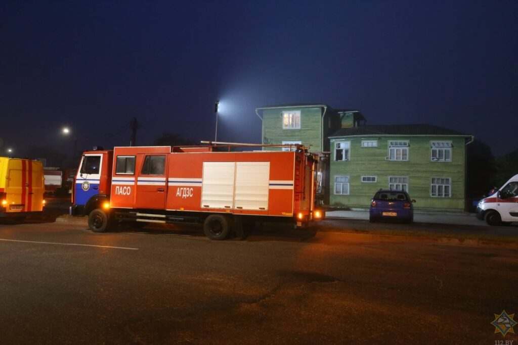 Во время пожара в деревянном доме в Гродно погибла гродненка (видео очевидцев)