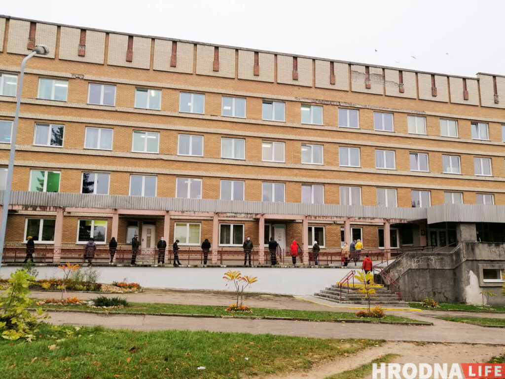 “Як у пекле. Кожны другі - з "каронай", працуем па 15 гадзін на дзень". Лекарка распавяла пра другую хвалю каранавіруса ў паліклініках Гродна