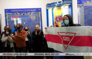 Повестку вручили в милиции. Отчисленного из ГрГу студента после суток заберут в армию Повестку вручили в милиции. Отчисленного из ГрГу студента после суток заберут в армию