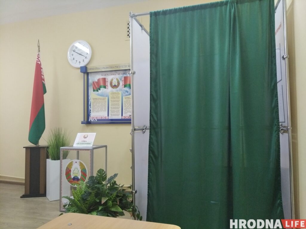 За оскорбление члена избирательной комиссии мужчину осудили на полтора года "химии"