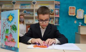 В Гродно презентовали книгу «Мяне завуць Лахнэска» для детей с нарушениями зрения