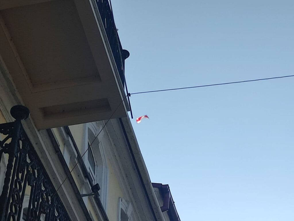 В Гродно задержали пилота квадракоптера, который поднимал БЧБ-флаг В Гродно задержали пилота квадракоптера, который поднимал БЧБ-флаг