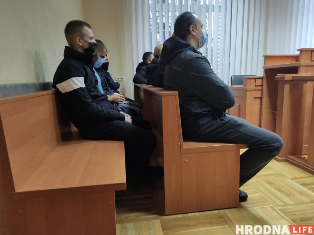 Яшчэ аднаго гродзенца пачалі судзіць за гвалт над сілавікамі. На лаве – шэсць пацярпелых, якія яго збілі