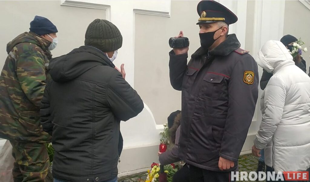 «Попытка задать власти вопрос». Девушка два часа простояла с плакатами в центре Гродно и ее не задержали