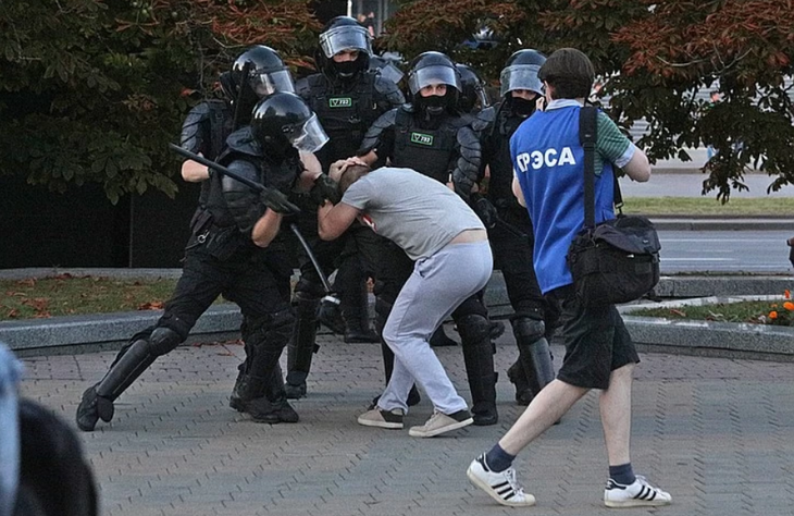 Лукашенко: "Портретов Лукашенко под бчб-флагами не было. Мы уберем эту фашистскую символику"