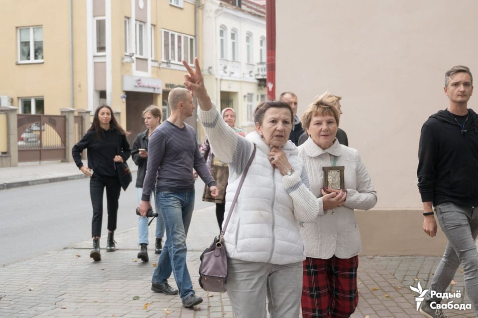 «Мама была в этой же тюрьме при немцах». Собиравшая подписи за Лукашенко пенсионерка оказалась в камере и сбежала в Польшу