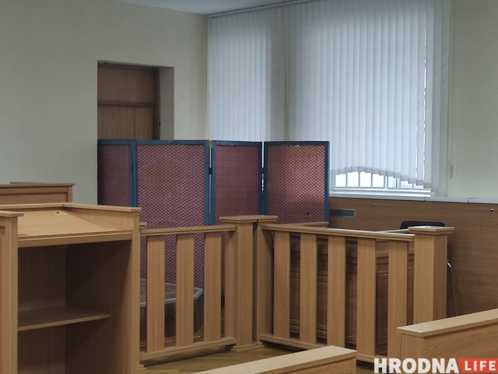 "Плохо спал, поссорился с женой". 3000 рублей компенсации попросил на суде милиционер, которому гродненец распылил газ в лицо
