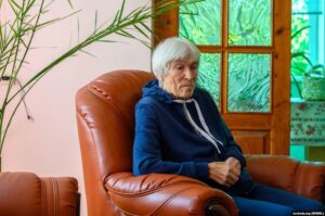 "Однажды ноги отказали, так переволновалась". Как ждет победы 81-летняя Галина Филипповна из Гродно, выступавшая на встрече с Тихановским