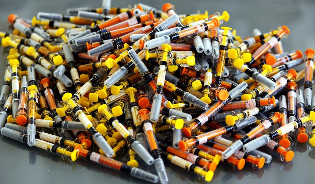 "Мы гаворым пра рызыкі, і мы напалохалі насельніцтва". Што варта ведаць пра вакцыны ад COVID-19