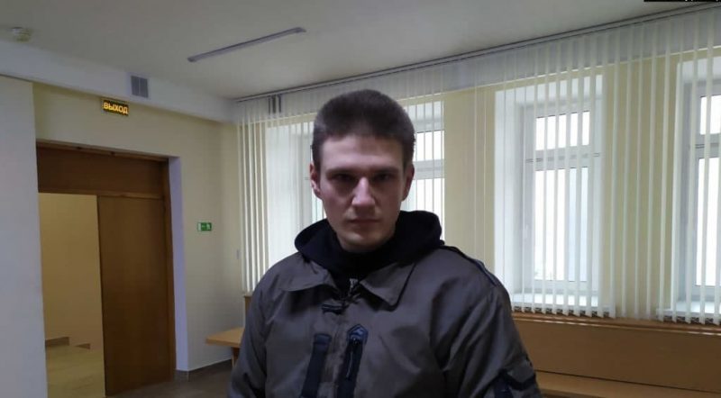 Усадили со спущенными штанами, угрожали вывезти в лес. Как задерживали гродненца, распылившего газ в ОМОНовца Усадили со спущенными штанами, угрожали вывезти в лес. Как задерживали гродненца, распылившего газ в ОМОНовца