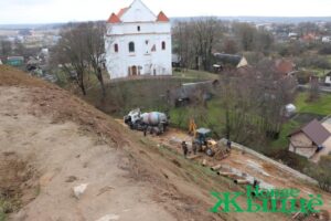 Замковую гору в Новогрудке спасают от оползня. Что происходит с реконструкцией замка