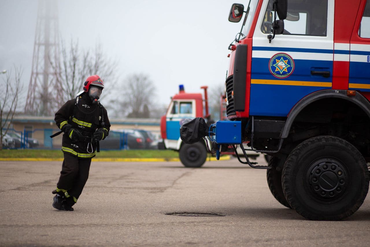 Спасатель из Гродно в полном снаряжении принял участие в «Пробеге трезвости»