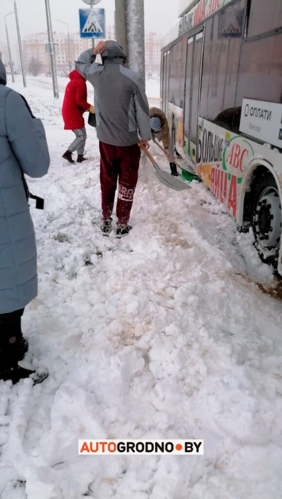 Серьезные пробки и подорожание такси. Снежный циклон «Ларс» накрыл Гродно