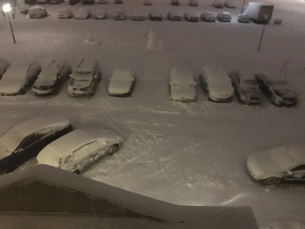 Серьезные пробки и подорожание такси. Снежный циклон «Ларс» накрыл Гродно