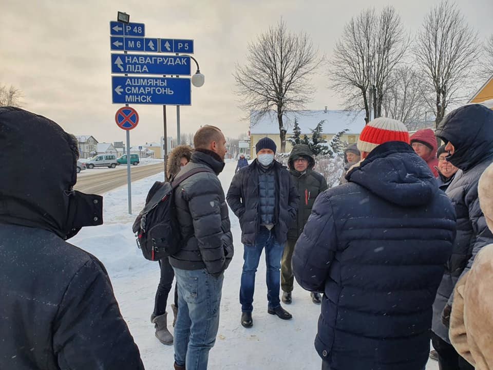 20 базавых за сцяг з "Пагоняй" на студні ў Іўеўскім раёне. Інвестара Валерыя Астрынскага вызвалілі ў судзе