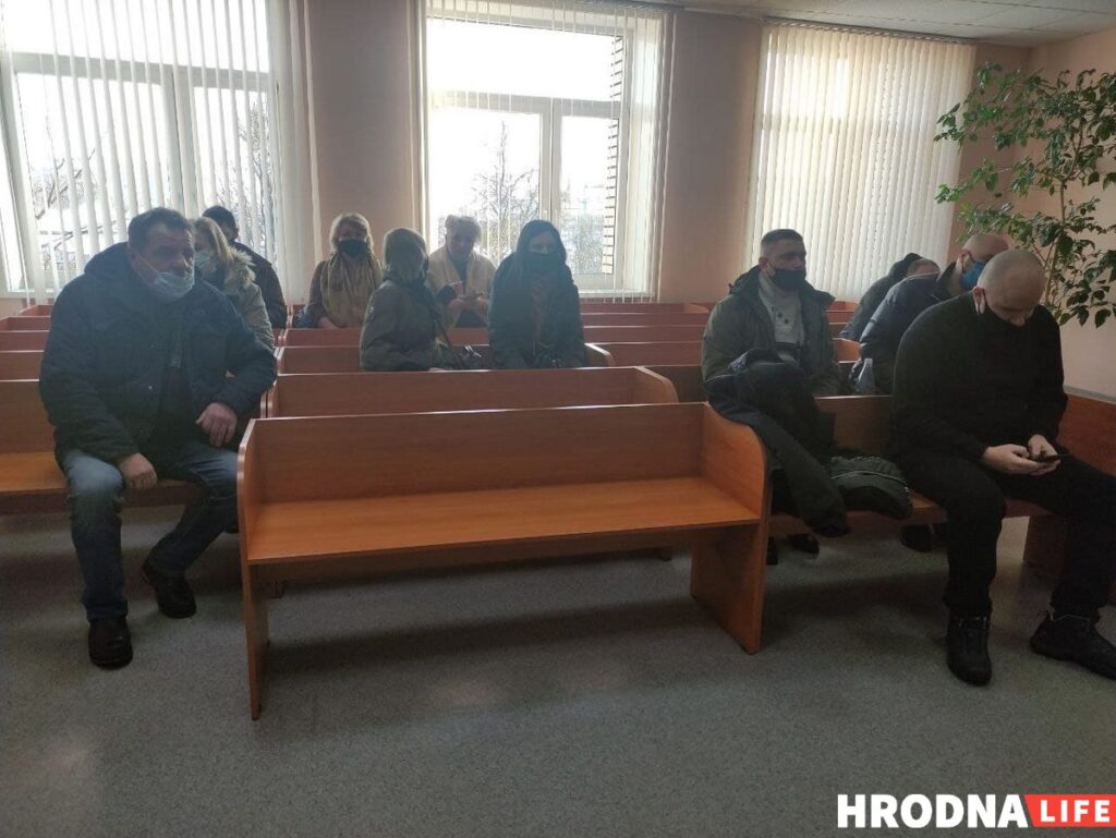 Гродненца осудили на 3,5 года тюрьмы за брошенный в микроавтобус ОМОН бетон. Его взяли под стражу в зале суда