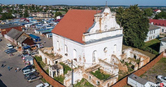 "Чтобы купить, продала квартиру в Минске". Новая собственница слонимской синагоги хочет создать фонд для ее восстановления