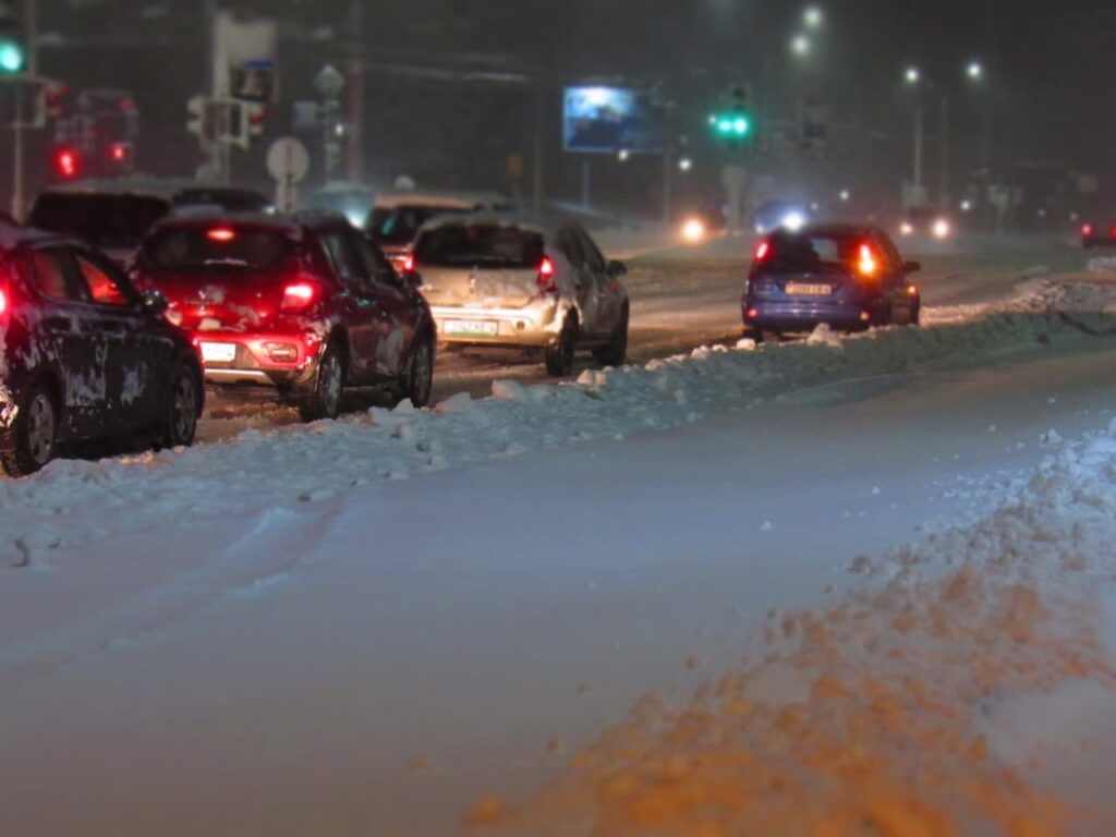 Серьезные пробки и подорожание такси. Снежный циклон «Ларс» накрыл Гродно снег ларс циклон гродно ГАИ Фото: ГАИ Гродно