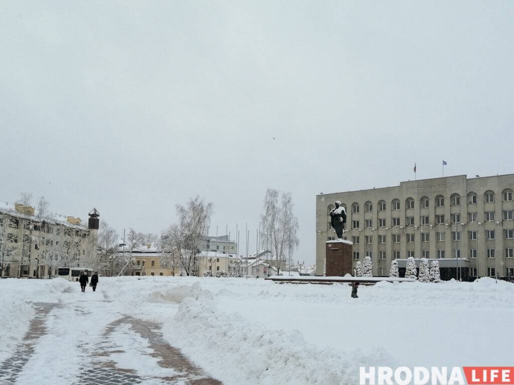 «Нерэальна прыбраць снег на працягу дня-двух, калі ён суткамі падае». На вуліцы Гродна высыпалі каля 500 тон рэагентаў