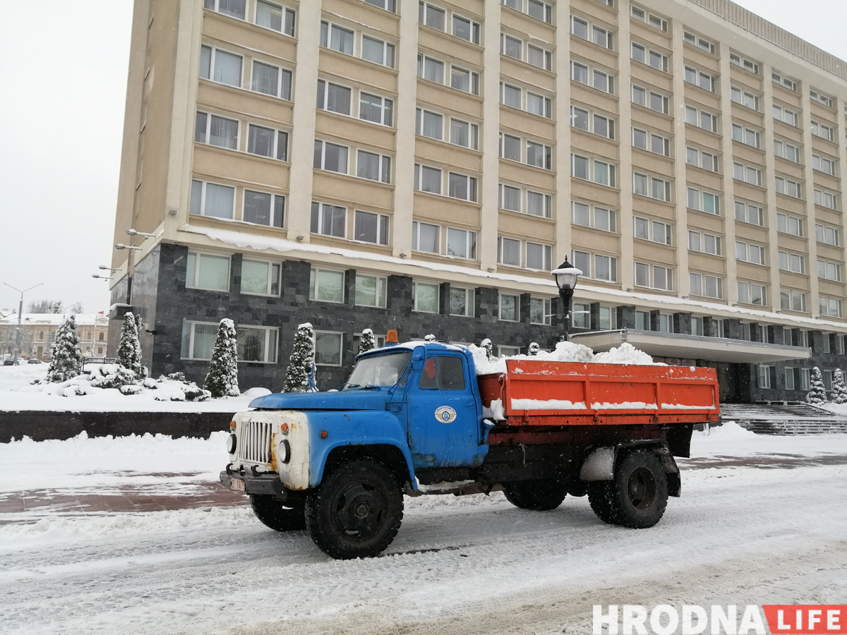 «Нерэальна прыбраць снег на працягу дня-двух, калі ён суткамі падае». На вуліцы Гродна высыпалі каля 500 тон рэагентаў