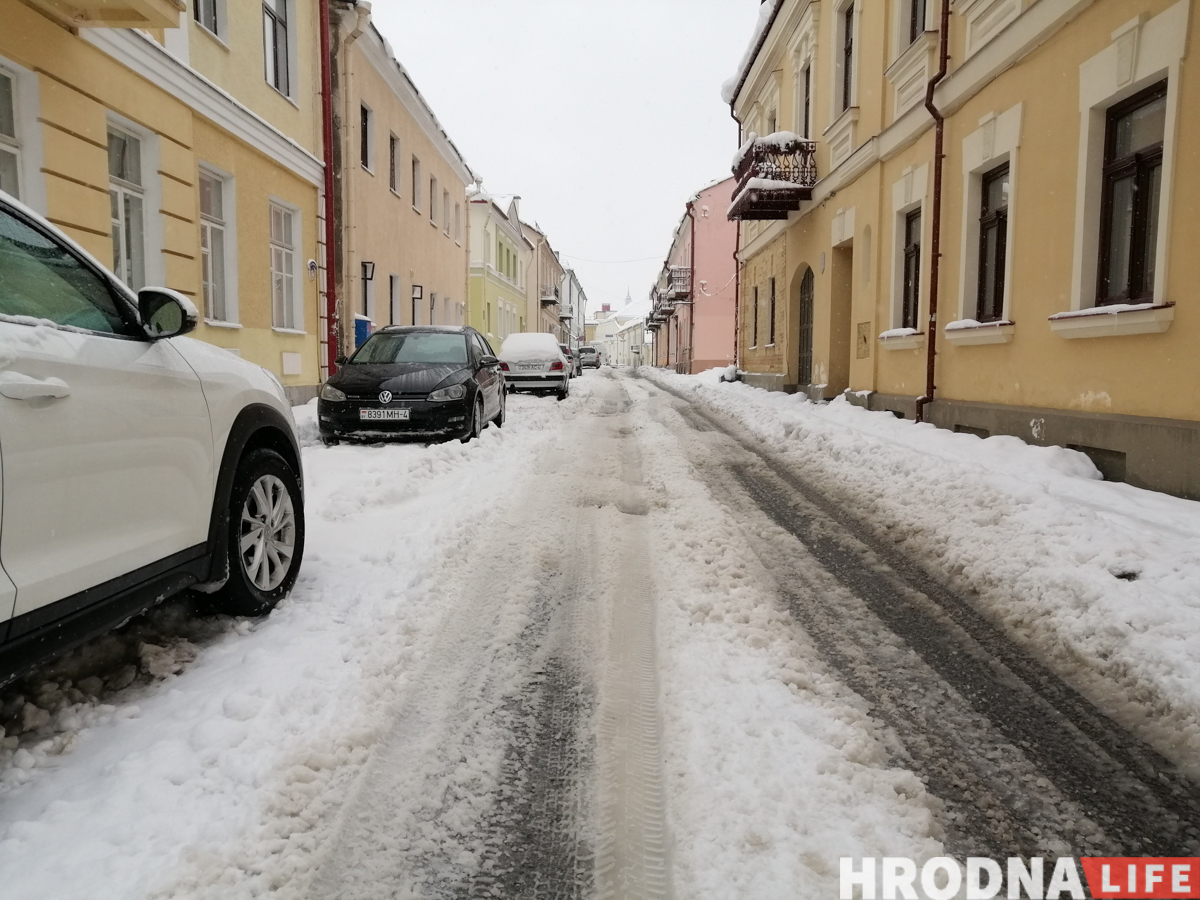 «Нерэальна прыбраць снег на працягу дня-двух, калі ён суткамі падае». На вуліцы Гродна высыпалі каля 500 тон рэагентаў