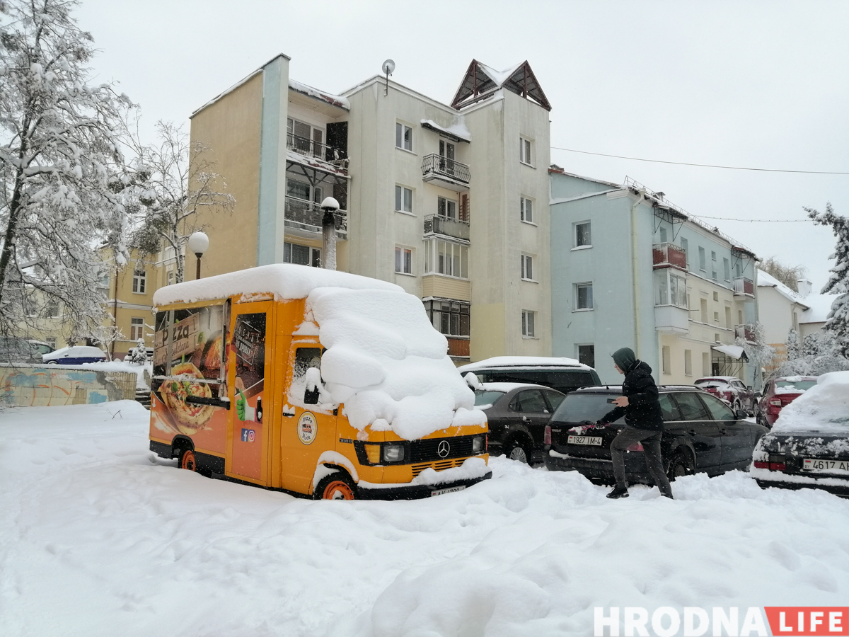 «Нерэальна прыбраць снег на працягу дня-двух, калі ён суткамі падае». На вуліцы Гродна высыпалі каля 500 тон рэагентаў