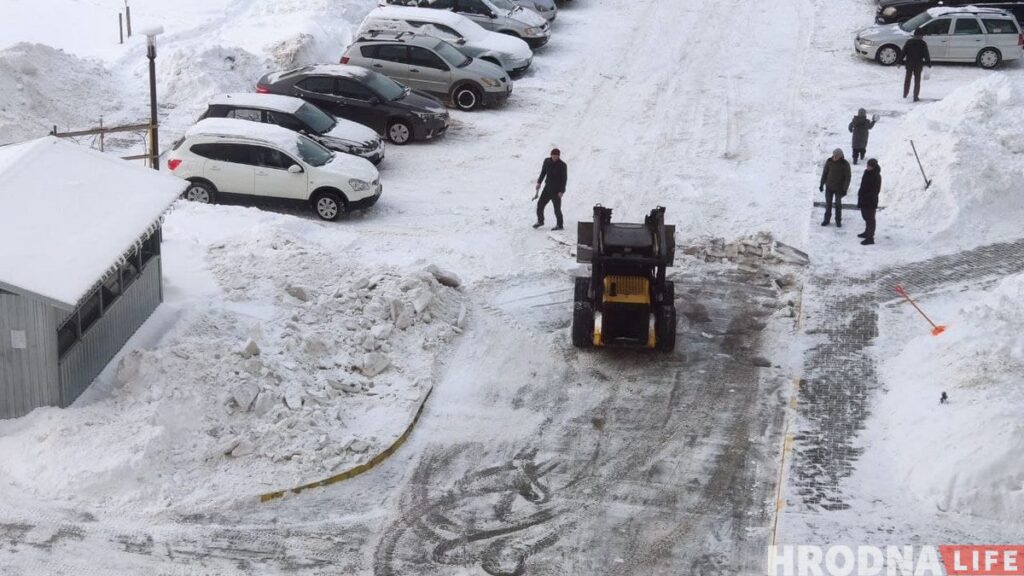"Працуем і дзень і ноч". Як прыватнікі ратуюць Гродна ад снегу